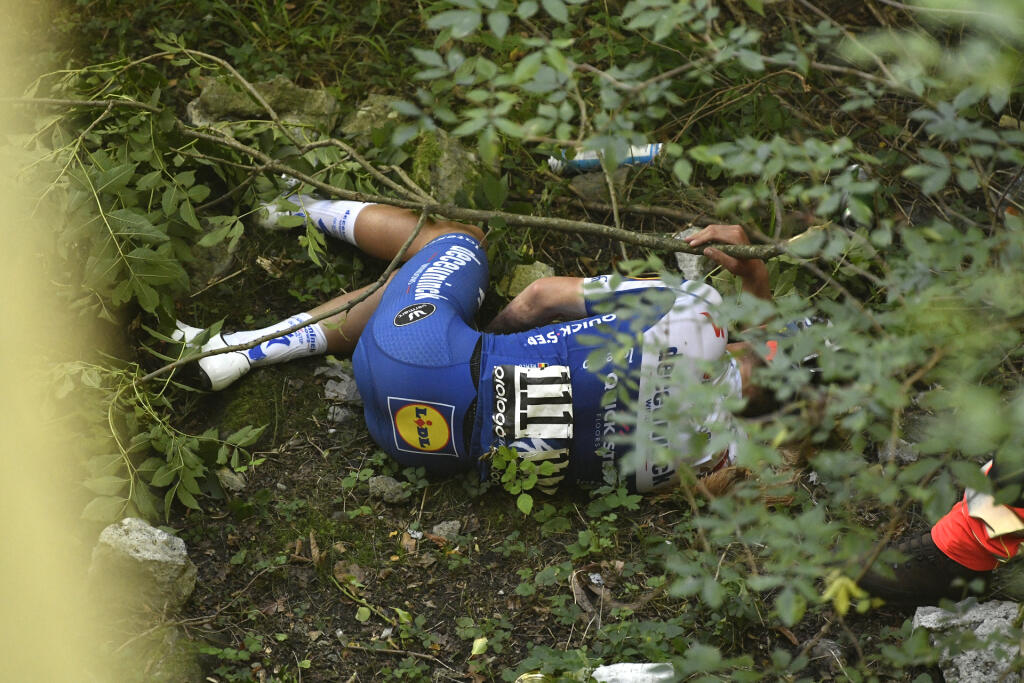 Na snímke belgický cyklista Remco Evenepoel leží na zemi po páde v cyklistických pretekoch Okolo Lombardska 15. augusta 2020 z talianskeho Bergama do Coma.