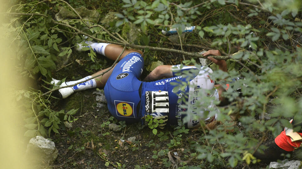 Na snímke belgický cyklista Remco Evenepoel leží na zemi po páde v cyklistických pretekoch Okolo Lombardska 15. augusta 2020 z talianskeho Bergama do Coma.