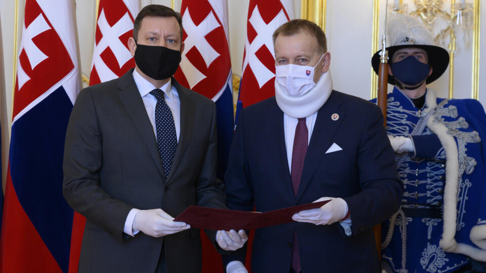 Novozvolený špeciálny prokurátor Daniel Lipšic (vľavo) zložil svoj sľub do rúk predsedu Národnej rady (NR) SR Borisa Kollára (v popredí vpravo) 15. februára 2021 v Bratislave. Začalo mu plynúť sedemročné funkčné volebné obdobie na poste šéfa Úradu špeciálnej prokuratúry (ÚŠP). FOTO TASR - Pavel Neubauer