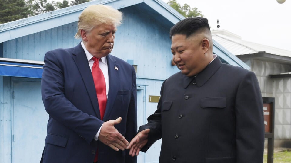 AZ16 archív Pchanmundžom - Na archívnej snímke z 30. júna 2019 americký prezident Donald Trump (vľavo) a vodca KĽDR Kim Čong-un si podávajú ruky pri demilitarizovanej zóne, ktorá oddeľuje dve kórejské republiky v juhokórejskej obci Pchanmundžom. Kim Čong-un navštívil základňu na výrobu jadrového materiálu a inštitút pre jadrové zbrane a vykonal ich inšpekciu. Zdôraznil počas nej, že posilnenie jadrového štítu je