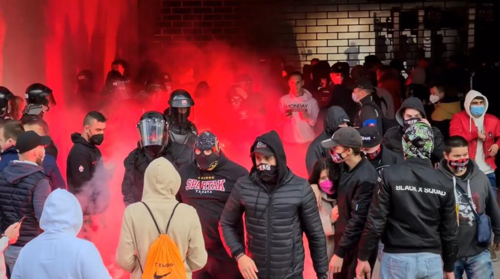 Hoci tribúny zívali prázdnotou, pred štadiónom Antona Malatinského bolo živo. Fanúšikovia povzbudzovali hráčov Spartaka a spustili pyrotechnickú šou. Ako to už väčšinou býva, opäť nechýbala v mieste diania polícia, ktorá zasahovala a niektorých ultras fanúšikov odviedla.