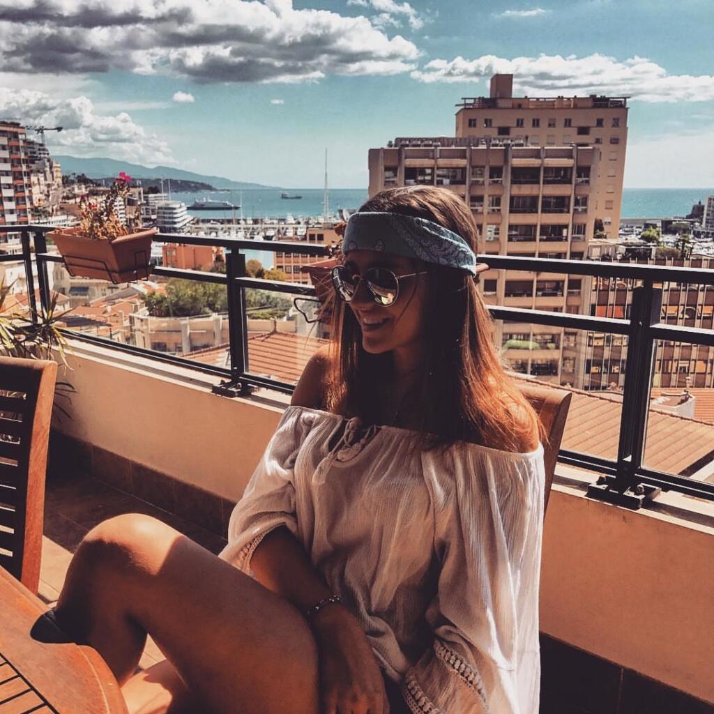 Charlotte Sine je dcérou vplyvného monackého riaditeľa a priateľkou Leclerca.