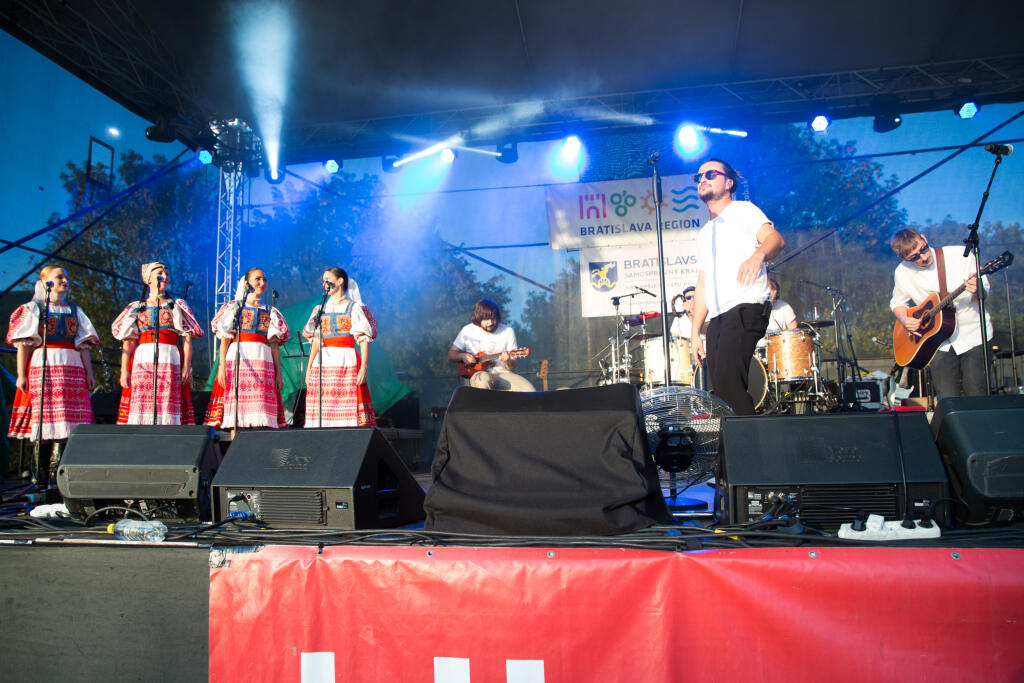 Koncert pod hradom Devín. Na snímke Juraj Podmanický, spevák skupiny Billy Barman.