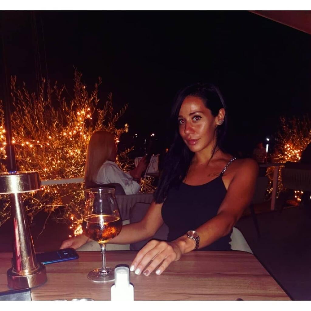 Sexi Ana Staševičová je hlásateľkou aj hovorkyňou futbalového klubu, ale fanúšikovia ju majú radšej bez saka.