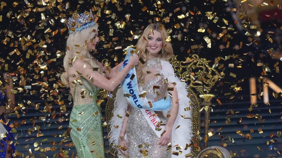 Minuloročná Miss World korunuje českú víťazku.