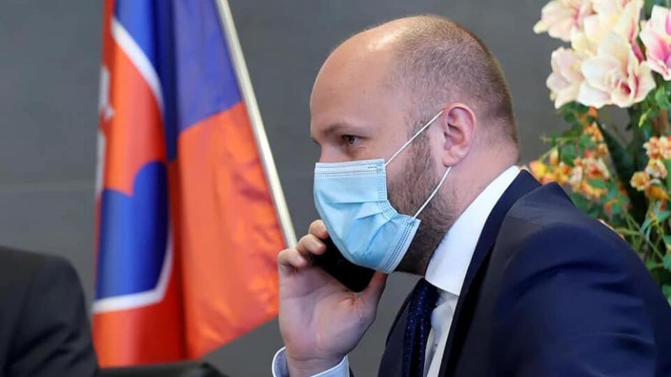 Minister obrany je v nemocnici, ruší svoj program