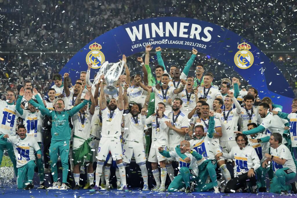 Karim Benzema pózuje s trofejou po víťazstve vo finálovom zápase Ligy majstrov FC Liverpool - Real Madrid.