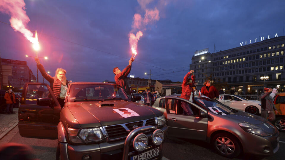 JB 26 Varšava - Aktivistky za práva rozhnevaných žien a ich stúpenci blokujú rušnú premávku na hlavnom ťahu počas piateho dňa národných protestov proti poľskému zákonu o interrupciách vo Varšave 26. októbra 2020. Tisíce aktivistov protestovali proti takmer úplnému zákazu interrupcií, ktorý vo štvrtok schválil poľský ústavný súd. Lídri protestov obvinili poľskú konzervatívnu vládnu stranu Právo a spravodlivosť (PiS) z toho, že tlačila na súd, aby sprísnil zákon týkajúci sa interrupcií a zavďačila