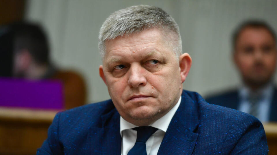 Na snímke opozičný poslanec Robert Fico (Smer-SD) reaguje v pléne po vyslovení nedôvery vláde Eduarda Hegera (OĽANO) na 78. schôdzi parlamentu v Bratislave vo štvrtok 15. decembra 2022. Národná rada (NR) SR vo štvrtok vyslovila nedôveru vláde Eduarda Hegera. Za jej pád hlasovalo 78 poslancov. Vláda bude ďalej fungovať v demisii s obmedzenými právomocami. FOTO TASR - Jaroslav Novák