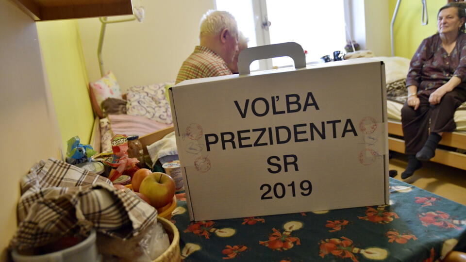 Na snímke prenosná volebná schránka, ktorú do Zariadenia pre seniorov v obci Moravany nad Váhom v okrese Piešťany priniesli členovia okrskovej volebnej komisie počas 1. kola prezidentských volieb.