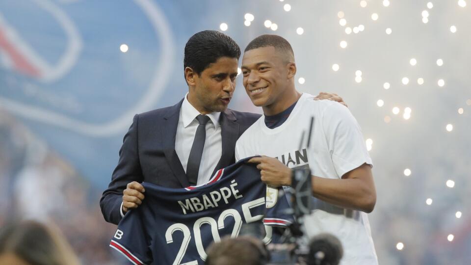 PK 55 Paríž - Na snímke vpravo francúzsky futbalista Kylian Mbappe z Paríža St. Germain drží dres s číslom 2025 oznamujúcim podpis novej trojročnej zmluvy pred zápasom 38. kola francúzskej Ligue 1 Paríž St. Germain - FC Metz v Paríži v sobotu 21. mája 2022. Vľavo stojí prezident futbalového klubu Paríž St. Germain Nasser Al-Khelaifi. FOTO TASR/AP
PSG President Nasser Al-Khelaifi, left speaks to PSG's Kylian Mbappe who holds a shirt with his name and 2025 on it as it is announced he has signed a