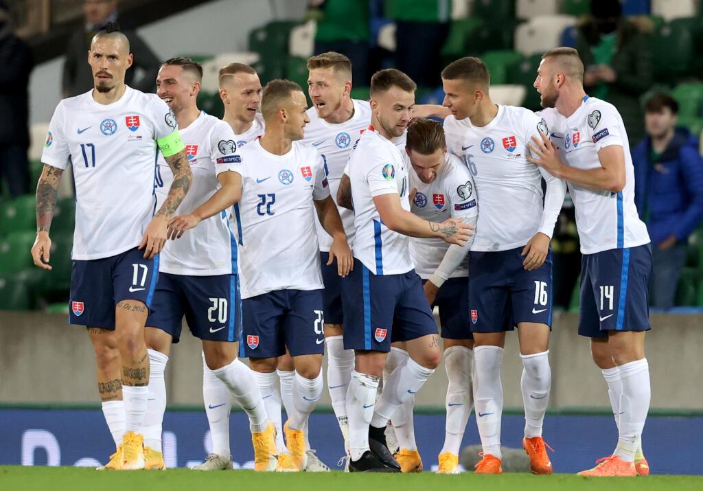 Slovenských fanúšikov však čaká množstvo administratívnych povinností, ktoré musia splniť na to, aby sa dostali do dejiska zápasov našich reprezentantov.