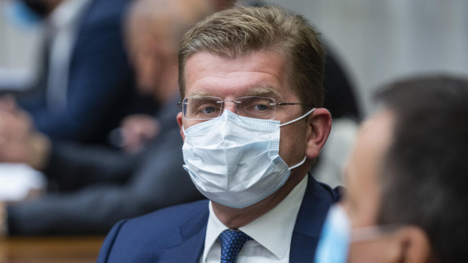 Na snímke nezaradení poslanci NR SR zľava Peter Žiga a Erik Tomáš počas zasadnutia 18. schôdze parlamentu 25. novembra 2020 v Bratislave. FOTO TASR - Jakub Kotian
