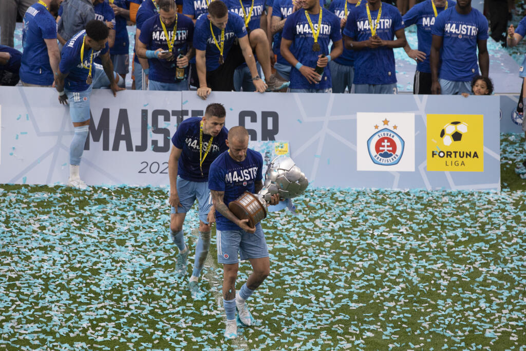 Na snímke futbalisti Slovana Bratislava , ktorý oslavujú zisk 4. titulu Fortuna ligy za sebou.