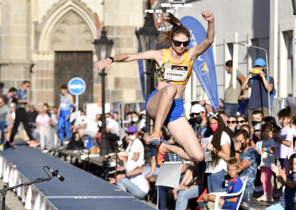 Na snímke ukrajinská atlétka Tatjana Ptaškina v skoku do diaľky na mítingu JBL Jump Fest 2021 v Košciach 9. septembra 2021. FOTO TASR - Roman Hanc