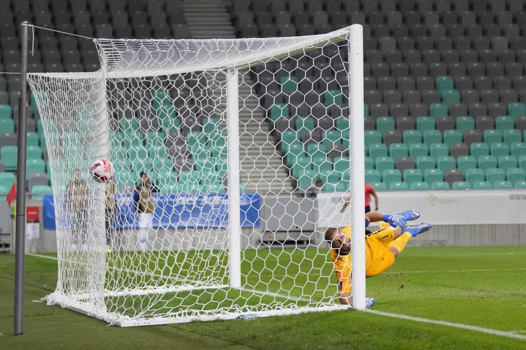 EBE 87 Ľubľana - Na snímke slovinský brankár Jan Oblak inkasuje gól, jeho autorom je slovenský útočník Róbert Boženík (nie je na snímke) v zápase H-skupiny kvalifikácie MS 2022 vo futbale Slovinsko - Slovensko v Ľubľani 1. septembra 2021. FOTO TASR/AP
Slovakia's Robert Bozenik, not pictured, scores their first goal past Slovenia's goalkeeper Jan Oblak during the World Cup 2022 group H qualifying soccer match between Slovenia and Slovakia at the Stozice Sports Park stadium in Ljubljana, Wednesd
