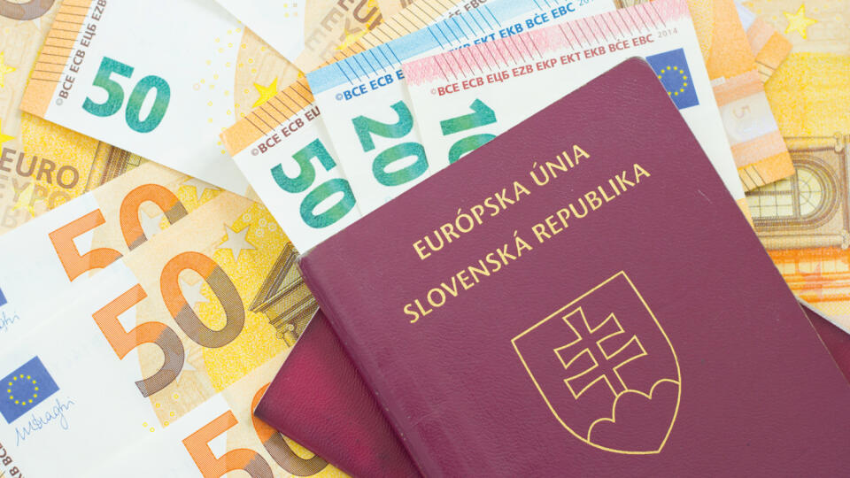 Peniaze v zahraničí môžete vyberať výhodne z bankomatov finančnej skupiny, kam patrí vaša banka.