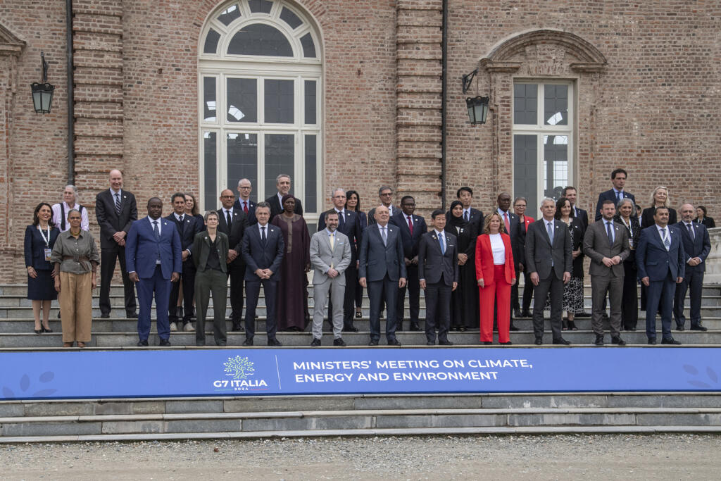 Ministri a delegát pózujú na fotografii počas stretnutia G7 o klíme, energetike a životnom prostredí vo Venaria Reale v Turíne v Taliansku.