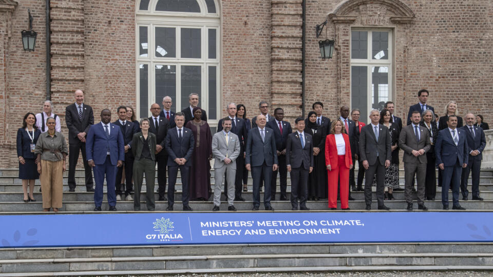 Ministri a delegát pózujú na fotografii počas stretnutia G7 o klíme, energetike a životnom prostredí vo Venaria Reale v Turíne v Taliansku.