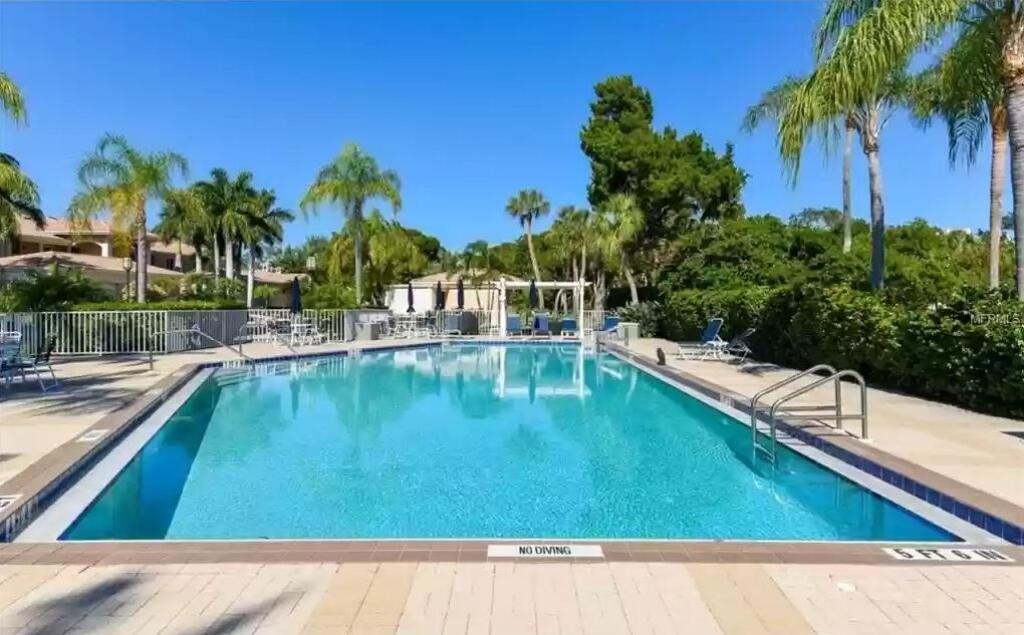 Chára trávil ligovú prestávku na Floride. Po vypuknutí pandémie koronavírususi to namieril do luxusnej štvrte mestečka Longboat Key, kde sa ceny „dvojizbákov“ pohybujú na úrovni milión eur. Podľa clustrmaps.com by mu mal patriť dom na 2057 Harbour Links Dr v Longboat Key.