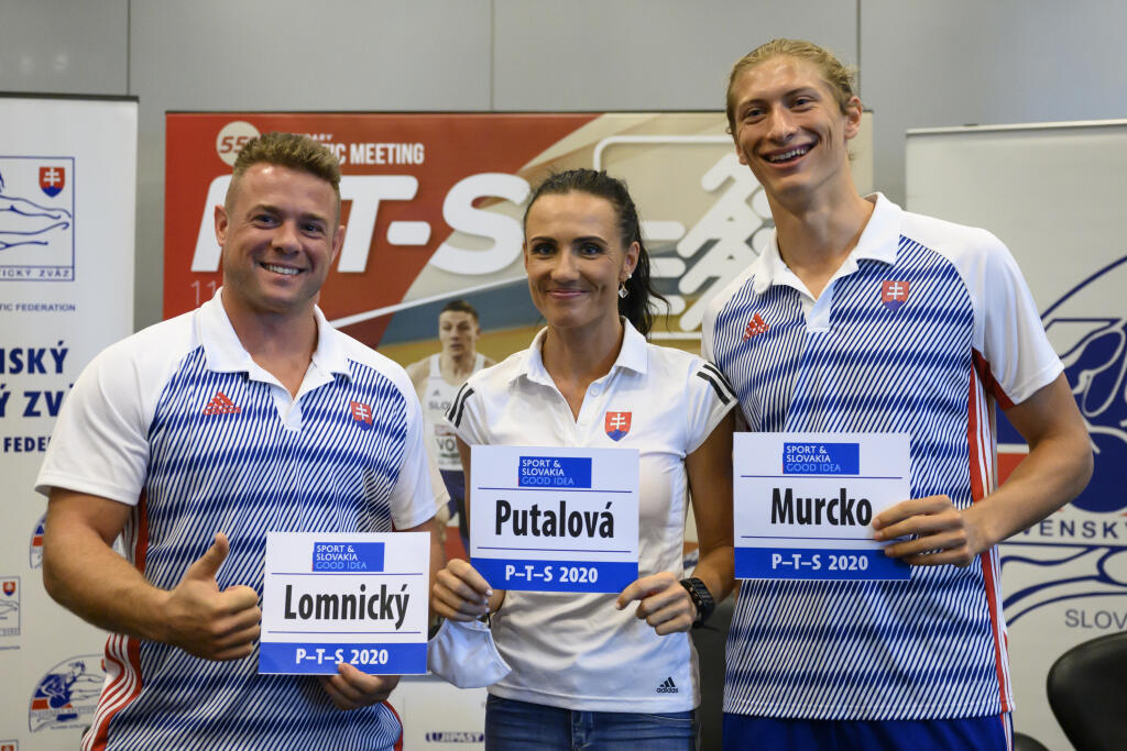 Na snímke slovenskí atléti, zľava Marcel Lomnický, Iveta Putalová a Oliver Murcko počas tlačovej konferencie k mítingu P-T-S a majstrovstiev Slovenska v polmaratóne 3. septembra 2020 v Bratislave.