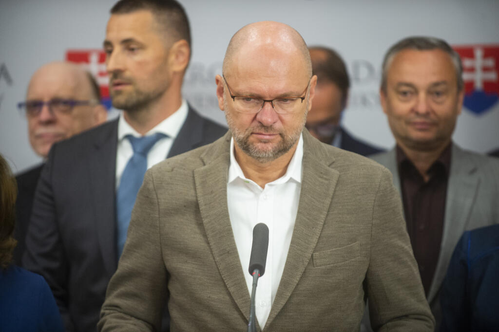 Na snímke uprostred poslanec NR SR Richard Sulík (SaS) počas tlačovej konferencie k neotvoreniu 72. schôdze Národnej rady SR 14. septembra 2022 v Bratislave. FOTO TASR - Jakub Kotian 