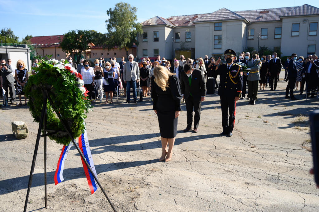 Na snímke v popredí prezidentka SR Zuzana Čaputová počas pietnej spomienky pri príležitosti Pamätného dňa obetí holokaustu a rasového násilia v Múzeu holokaustu 8. septembra 2021 v Seredi. FOTO TASR – Henrich Mišovič