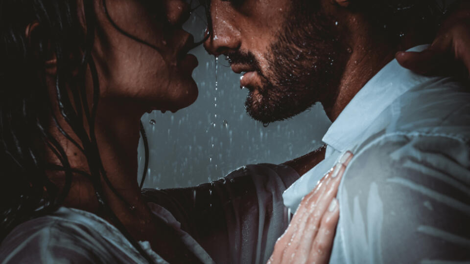 Couple,Sharing,Romantic,Moments,Under,The,Rain