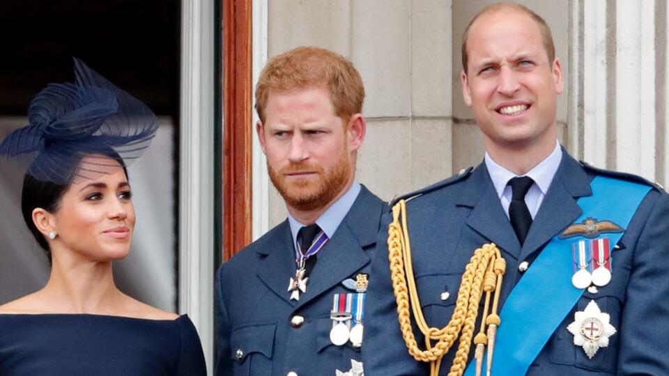 Zľava: Vojvodkyňa Meghan, princ Harry a princ William