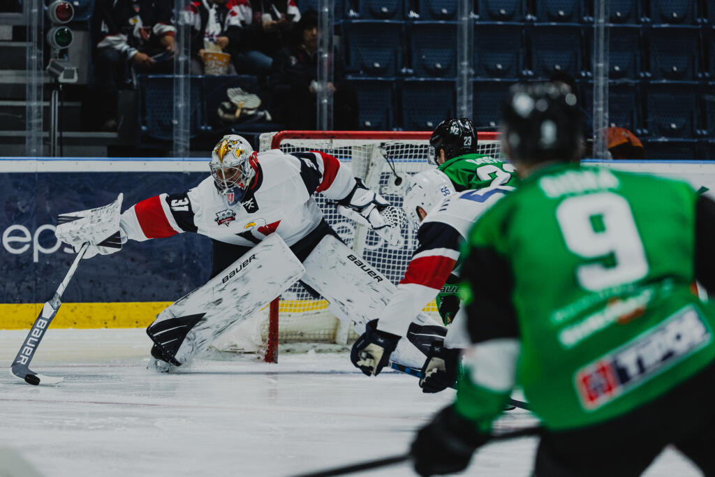 Na snímke Samuel Hlavaj (Slovan) počas zápasu 11.kola základnej časti hokejovej Tipos Extraligy medzi HC Slovan Bratislava a HC Nové Zámky.