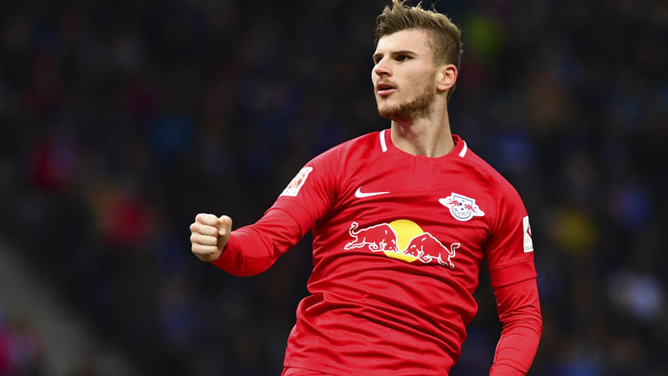 Hráč Lipska Timo Werner oslavuje gól do bránky Herthy v zápase nemeckej Bundesligy