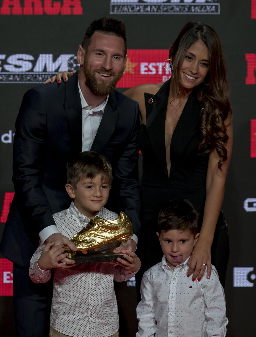 WA 9 Barcelona - Futbalista FC Barcelony Lionel Messi z Argentíny pózuje so svojimi synmi Tiagom (uprostred), Mateom (vpravo) a manželkou Antonellou po získaní v poradí šiestej Zlatej kopačky v Barcelone 16. októbra 2018. FOTO TASR/AP
FC Barcelona's Lionel Messi from Argentina poses with his sons Tiago, centre, and Mateo, right, and his wife Antonella for the media after receiving his 6th Golden Boot award in Barcelona, Spain, Wednesday, Oct.16, 2019. (AP Photo/Joan Monfort)