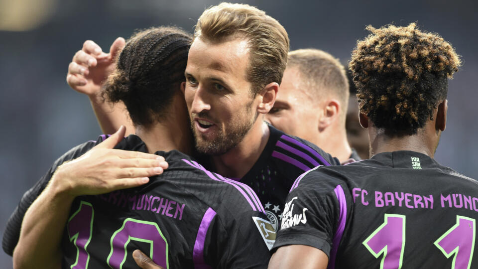 JB 51 Brémy - Hráč Bayernu Leroy Sane (vľavo) oslavuje so spoluhráčom Harrym Kaneom po tom, ako strelil gól vo futbalovom zápase nemeckej Bundesligy Werder Brémy - Bayern Mníchov v Brémach 18. augusta 2023. FOTO TASR/AP
Bayern's Leroy Sane,left, celebrates his goal with teammate Harry Kane, during the German Bundesliga soccer match between Werder Bremen and Bayern Munich, at the Weserstadion in Bremen, Germany, Friday, Aug. 18, 2023. (Carmen Jaspersen/dpa via AP)