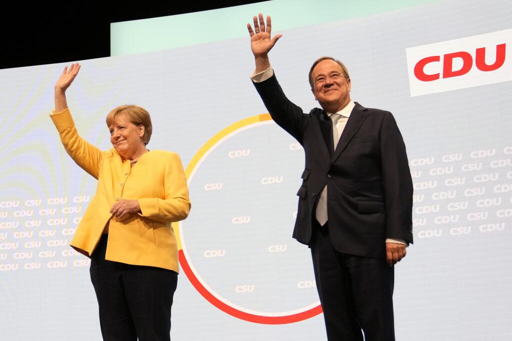 Nemecká kancelárka Angela Merkelová a a kandidát na post nemeckého spolkového kancelára v septembrových voľbách Armin Lachet prichádzajú na podujatie rámci kampane pred septembrovými parlamentnými voľbami 21. augusta 2021 v Berlíne. Nemecká kancelárka Angela Merkelová je 