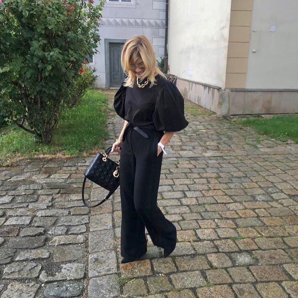 Na nedávnu svadbu kolegyne Karin Majtánovej zvolila čierny outfit.