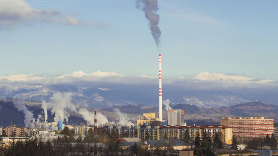 Na snímke pohľad na závod Mondi SCP zo sídliska Baničné, v pozadí sú vrchy Západných Tatier. Ružomberok, 18. novembra 2017. FOTO TASR - Branislav Račko