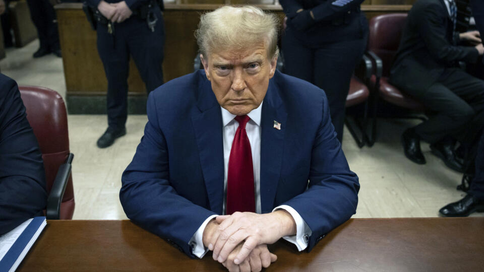 AZ6 archív New York - Na archívnej snímke z 23. apríla 2024 bývalý americký prezident Donald Trump čaká na začiatok pojednávania na trestnom súde na Manhattane v New Yorku. Zvolený americký prezident Donald Trump zopakoval, že najväčšej japonskej oceliarskej spoločnosti Nippon Steel nedovolí, aby prevzala svojho amerického konkurenta U. S. Steel. FOTO TASR/AP
Former President Donald Trump waits for the start of proceedings in Manhattan criminal court, Tuesday, April 23, 2024, in New York. Befo