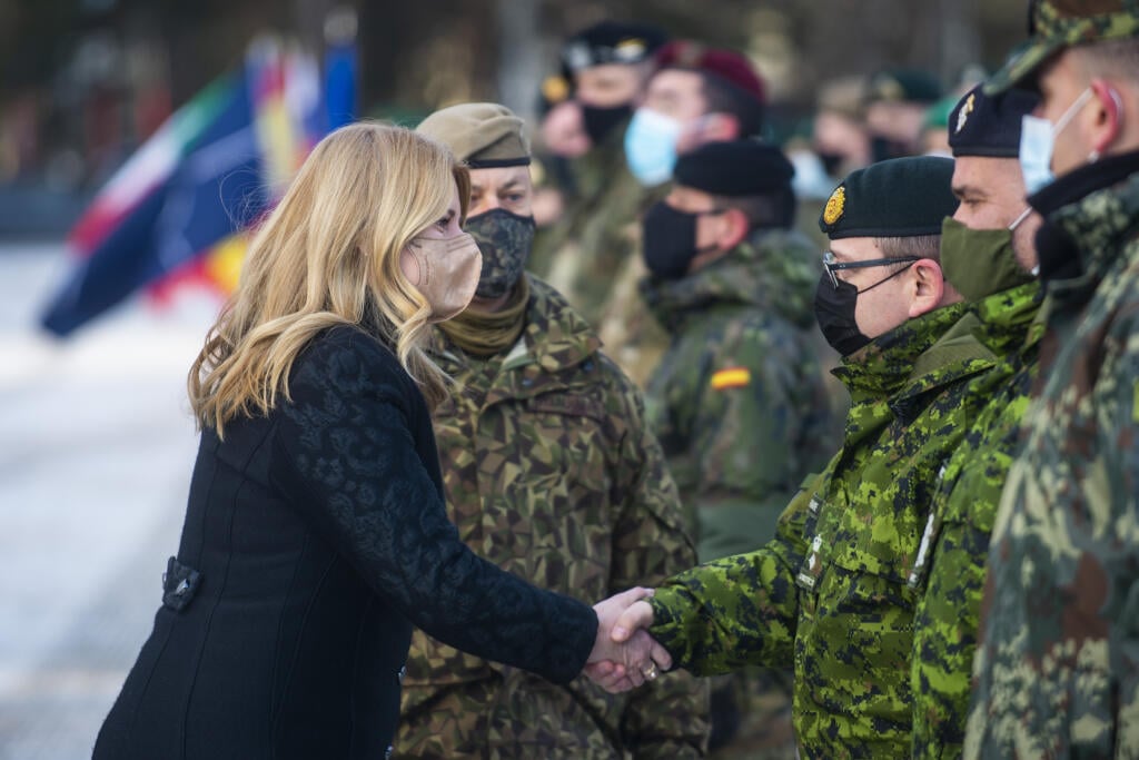 Na snímke vľavo prezidentka SR Zuzana Čaputová sa víta s vojakmi na základni eFP v Adaži v Lotyšsku 20. decembra 2021. FOTO TASR - Jakub Kotian