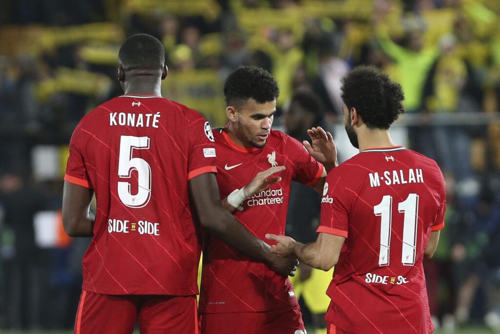 Hráč Liverpoolu Luis Diaz (uprostred) oslavuje so spoluhráčmi Mohamedom Salahom (vpravo) a Ibrahimom Konateom (vľavo) po tom, ako strelil druhý gól počas odvetného zápasu semifinále Ligy majstrov FC Villarreal - FC Liverpool vo Villarreale 3. mája 2022. Vpravo stojí Giovani Lo Celso z Villarrealu.