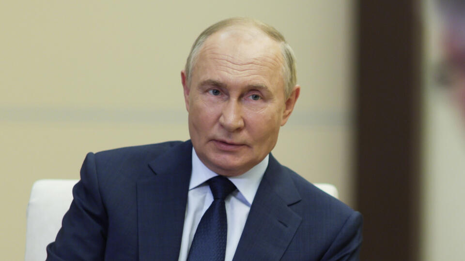 JB 21 Moskva - Ruský prezident Vladimir Putin (vľavo) sa rozpráva s úradujúcim guvernérom regiónu Tula Dmitrijom Miljajevom počas ich stretnutia v jeho rezidencii Novo-Ogarjovo pri Moskve 15. augusta 2024. FOTO TASR/AP
Russian President Vladimir Putin attends a meeting with acting governor of Tula Region Dmitry Milyaev at the Novo-Ogaryovo state residence, outside Moscow, Russia, Thursday, Aug. 15, 2024. (Gavriil Grigorov, Sputnik, Kremlin Pool Photo via AP)
