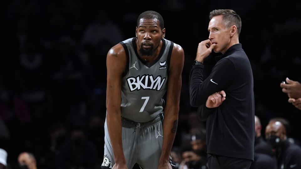 JB 10 New York - Hráč Brooklynu Nets Kevin Durant (vľavo) hovorí s trénerom Steveom Nashom v basketbalovom zápase zámorskej NBA proti Indiane Pacers v New Yorku 29. októbra 2021. FOTO TASR/AP

Brooklyn Nets forward Kevin Durant (7) talks to coach Steve Nash during the first half of the team's NBA basketball game against the Indiana Pacers, Friday, Oct. 29, 2021, in New York. (AP Photo/Mary Altaffer)