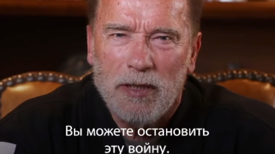 Arnold Schwarzenegger vyzýva ruských vojakov aby šírili pravdu o vojne na Ukrajine.