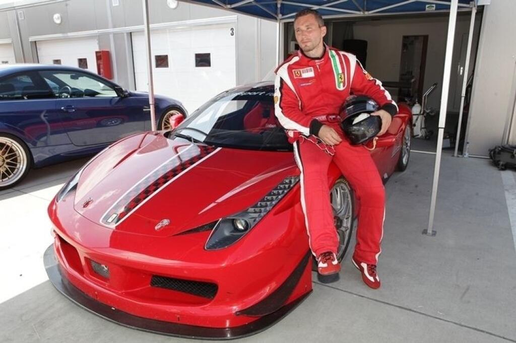 Populárny obranca hokejista Ľubomír Višňovský sa už niekoľkokrát predstavil aj na pretekoch. Jeho pretekárskym špeciálom je Ferrari 458 GT, ktorého cena sa môže vyšplhať na 300-eur.