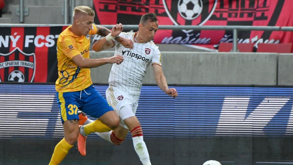 Na snímke vpravo hráč Trnavy Dejan Trajkovski a hráč Pohronia Dominik Špiriak počas 1. kola Fortuna ligy medzi FC Spartak Trnava - FK Pohronie Žiar nad Hronom Dolná Ždaňa v Trnave v nedeľu 25. júla 2021. FOTO TASR – Lukáš Grinaj