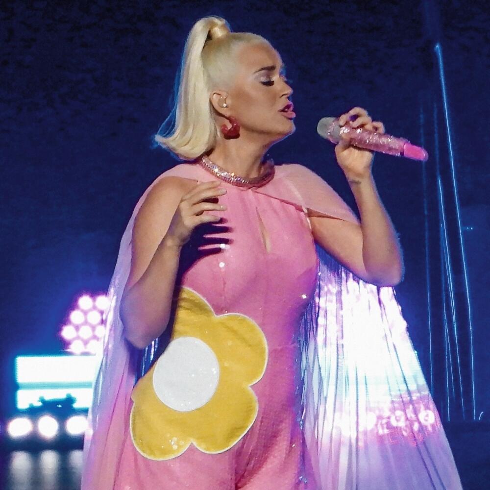 Tehotná Katy patrí k ľuďom, ktorí poriadne riskujú. V Austrálii okrem varenia usporiadala aj koncert, hoci to bolo v období, keď sa tam nakazil Tom Hanks so ženou.