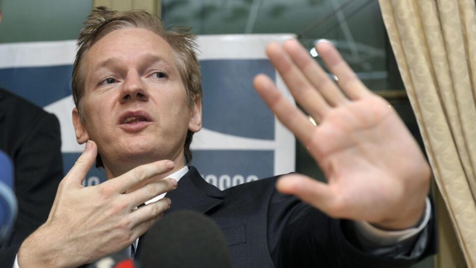 Zakladateľa Wikileaks Juliana Assange má americká diplomacia poriadne v zuboch.