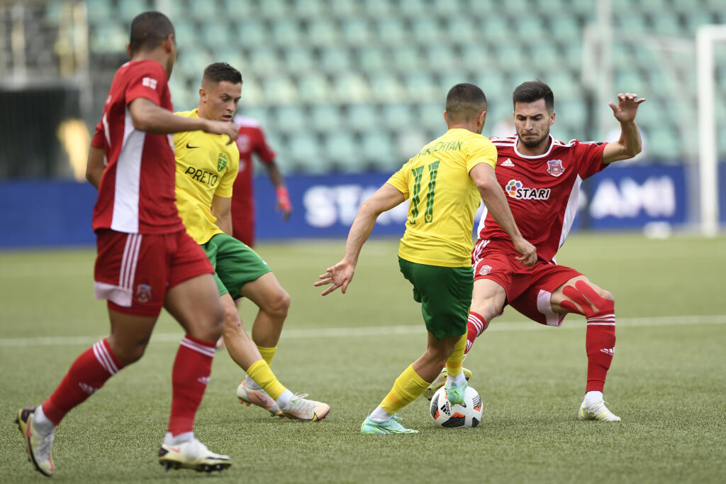 Na snimke sprava Tsotne Mosiashvili (FC Dila Gori) a Vahan Bičachčjan (MŠK Žilina) v prvom zápase 1. predkola Európskej konferenčnej ligy medzi MŠK Žilina - FC Dila Gori, 8. júla 2021 v Žiline. FOTO TASR - Radovan Stoklasa