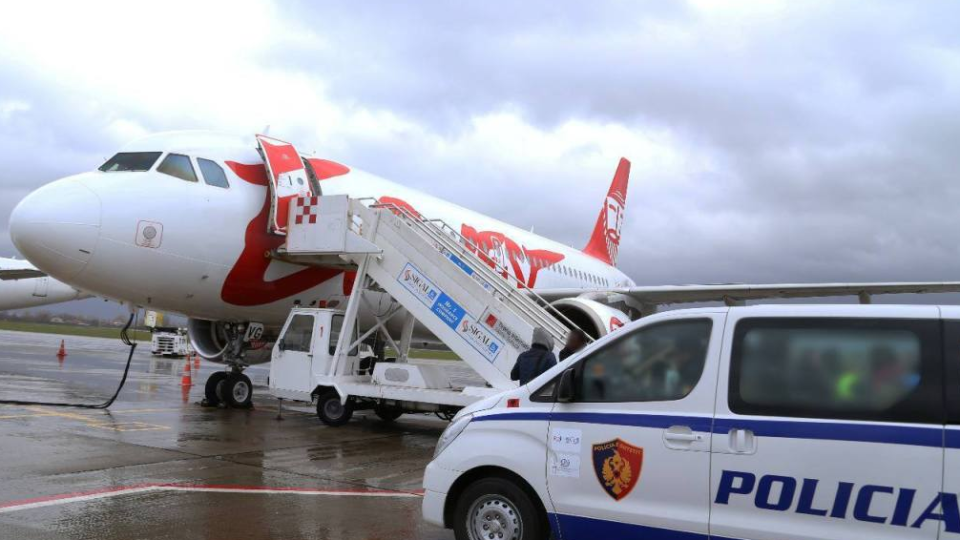 V Albánsku prepadli lietadlo Austrian Airlines a ukradli z neho milióny eur