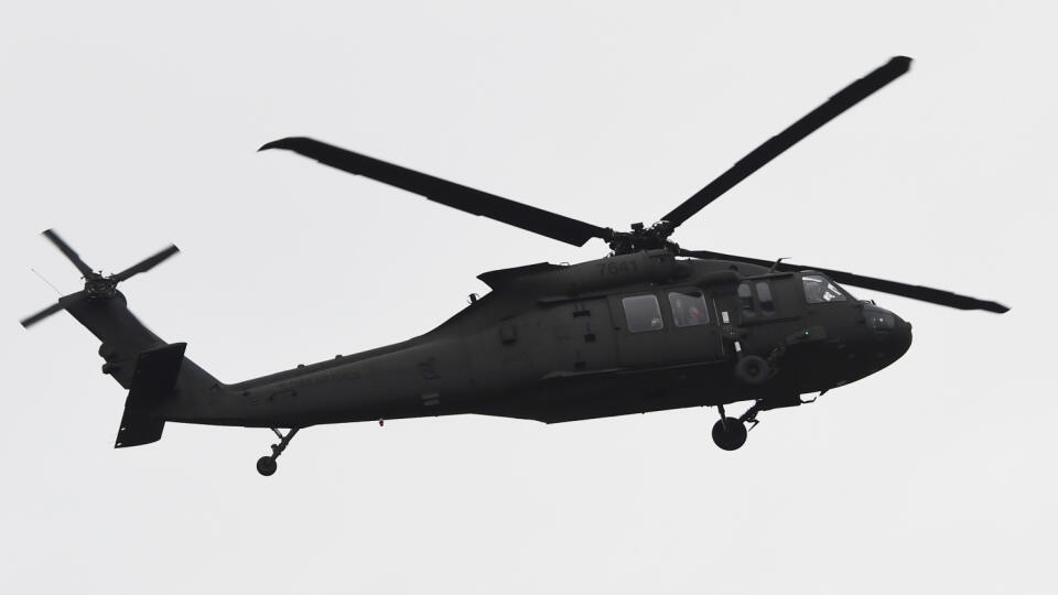 Na snímke vrtuľník Black Hawk nad hraničným priechodom Vyšné Nemecké ktorým priletel minister obrany SR Jaroslav Naď (OĽaNO). Vyšné Nemecké, 25. februára 2022. FOTO TASR - Milan Kapusta