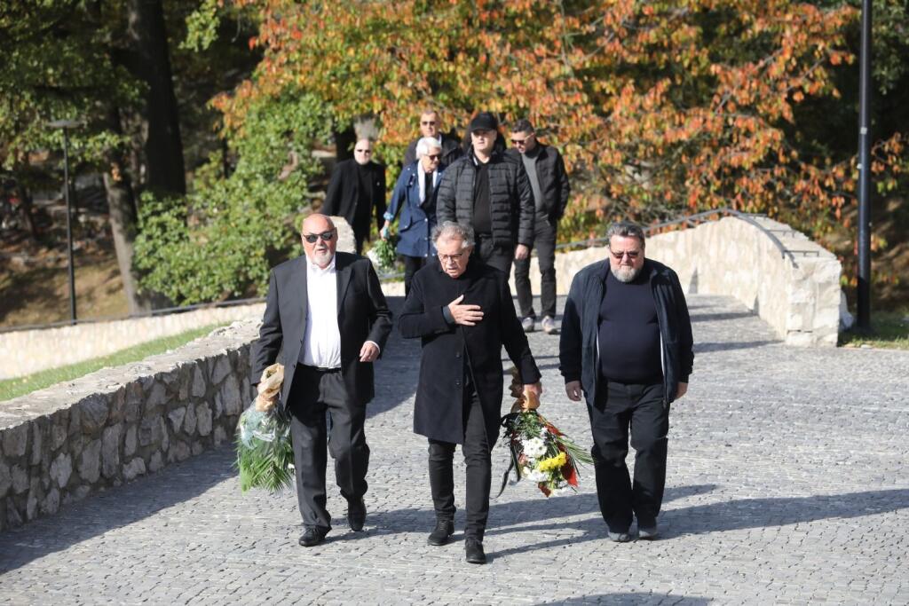 Legendárnemu basketbalistovi Stanislavovi Kropilákovi dali posledné zbohom v bratislavskom krematóriu. Nechýbala spevácka legenda Pavol Hammel.